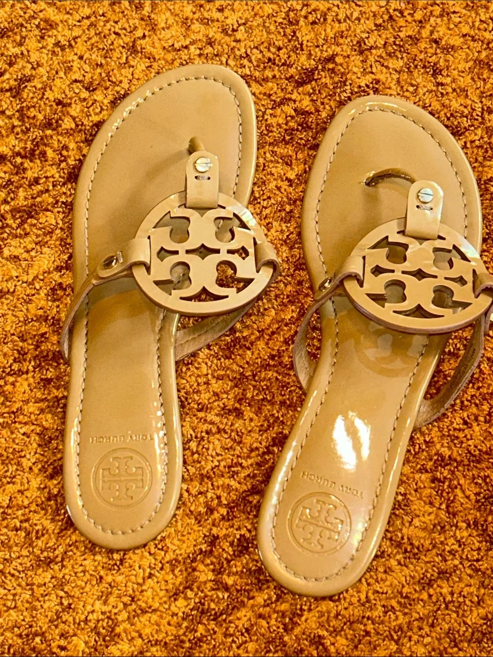Tory Burch Patent Leather Logo Thong Sandals in Beige
